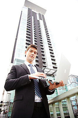 포토 JPG 주간 서양인 외국인 해외기획촬영 건축물 2011년태국 남자 로우앵글 포즈 비즈니스 난간 모션 한명 서기 들기 사람 정장 빌딩 상반신 20대 성인 야외 건물 노트북 컴퓨터 기댐 도시 직장인 비즈니스맨 도심 육교 남자만 남자한명만 성인남자만 청년만 청년남자만 청년남자한명만 성인한명만 성인남자한명만 성인만 국내포토 자연요소 직업 1 옷 건축 뷰포인트 인종 청년 전자제품 다리_건축물 파일형식