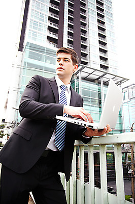 포토 JPG 주간 서양인 외국인 해외기획촬영 건축물 2011년태국 남자 포즈 비즈니스 난간 모션 한명 서기 들기 사람 정장 빌딩 상반신 20대 성인 야외 건물 노트북 컴퓨터 기댐 도시 직장인 비즈니스맨 도심 육교 남자만 남자한명만 성인남자만 청년만 청년남자만 청년남자한명만 성인한명만 성인남자한명만 성인만 국내포토 자연요소 직업 1 옷 건축 인종 청년 전자제품 다리_건축물 파일형식