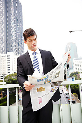 포토 JPG 주간 서양인 외국인 해외기획촬영 건축물 2011년태국 남자 포즈 비즈니스 난간 모션 한명 서기 들기 사람 정장 빌딩 상반신 20대 성인 야외 건물 기댐 도시 직장인 비즈니스맨 신문 도심 육교 남자만 남자한명만 성인남자만 청년만 청년남자만 청년남자한명만 성인한명만 성인남자한명만 성인만 국내포토 자연요소 직업 1 옷 건축 인종 청년 간행물 다리_건축물 뉴스 파일형식