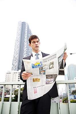 포토 JPG 주간 서양인 외국인 해외기획촬영 건축물 2011년태국 남자 로우앵글 포즈 비즈니스 난간 모션 한명 서기 들기 사람 정장 빌딩 상반신 20대 성인 야외 건물 기댐 도시 직장인 비즈니스맨 신문 도심 육교 남자만 남자한명만 성인남자만 청년만 청년남자만 청년남자한명만 성인한명만 성인남자한명만 성인만 국내포토 자연요소 직업 1 옷 건축 뷰포인트 인종 청년 간행물 다리_건축물 뉴스 파일형식