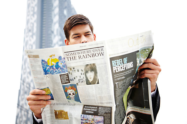 포토 JPG 주간 서양인 외국인 해외기획촬영 건축물 응시 2011년태국 남자 로우앵글 포즈 비즈니스 난간 모션 한명 서기 들기 사람 정장 빌딩 상반신 20대 성인 야외 건물 기댐 도시 직장인 비즈니스맨 신문 도심 육교 남자만 남자한명만 성인남자만 청년만 청년남자만 청년남자한명만 성인한명만 성인남자한명만 성인만 국내포토 자연요소 직업 1 시선 옷 건축 뷰포인트 인종 청년 간행물 다리_건축물 뉴스 파일형식