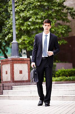 포토 JPG 주간 전신 서양인 외국인 나무 해외기획촬영 건축물 2011년태국 남자 포즈 서류가방 가방 비즈니스 모션 한명 서기 들기 사람 정장 빌딩 20대 성인 야외 건물 계단 도시 직장인 비즈니스맨 도심 남자만 남자한명만 성인남자만 청년만 청년남자만 청년남자한명만 성인한명만 성인남자한명만 성인만 국내포토 자연요소 식물 직업 1 잡화 옷 건축 인종 청년 파일형식