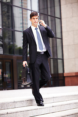 포토 JPG 주간 전신 서양인 외국인 해외기획촬영 건축물 2011년태국 남자 포즈 서류가방 가방 비즈니스 모션 한명 서기 들기 사람 정장 빌딩 20대 성인 야외 건물 스마트폰 핸드폰 계단 도시 직장인 비즈니스맨 도심 통화 남자만 남자한명만 성인남자만 청년만 청년남자만 청년남자한명만 성인한명만 성인남자한명만 성인만 내려오기 국내포토 자연요소 직업 1 잡화 옷 건축 인종 청년 전자제품 스마트기기 파일형식