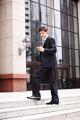 포토 JPG 주간 전신 서양인 외국인 해외기획촬영 건축물 응시 2011년태국 남자 포즈 비즈니스 모션 한명 서기 들기 사람 정장 빌딩 20대 성인 야외 건물 스마트폰 핸드폰 계단 도시 직장인 비즈니스맨 도심 남자만 남자한명만 성인남자만 청년만 청년남자만 청년남자한명만 성인한명만 성인남자한명만 성인만 국내포토 자연요소 직업 1 시선 옷 건축 인종 청년 전자제품 스마트기기 파일형식