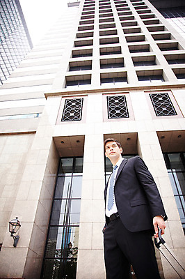 포토 JPG 주간 서양인 외국인 해외기획촬영 건축물 2011년태국 남자 로우앵글 포즈 가방 비즈니스 모션 손잡이 한명 서기 들기 사람 정장 빌딩 상반신 20대 성인 야외 건물 캐리어 여행가방 도시 직장인 비즈니스맨 도심 남자만 남자한명만 성인남자만 청년만 청년남자만 청년남자한명만 성인한명만 성인남자한명만 성인만 국내포토 자연요소 직업 1 잡화 옷 건축 뷰포인트 인종 청년 파일형식