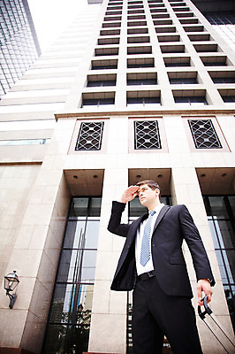 포토 JPG 주간 서양인 외국인 해외기획촬영 건축물 2011년태국 남자 로우앵글 포즈 가방 비즈니스 모션 손잡이 한명 서기 들기 사람 정장 손짓 빌딩 상반신 20대 성인 야외 건물 캐리어 여행가방 도시 직장인 비즈니스맨 도심 남자만 남자한명만 성인남자만 청년만 청년남자만 청년남자한명만 성인한명만 성인남자한명만 성인만 국내포토 자연요소 직업 1 잡화 옷 건축 뷰포인트 인종 청년 파일형식