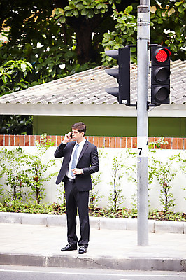 포토 JPG 주간 전신 서양인 외국인 나무 해외기획촬영 건축물 2011년태국 남자 도로 포즈 서류가방 가방 비즈니스 모션 거리 한명 서기 들기 사람 정장 빌딩 20대 성인 야외 건물 스마트폰 핸드폰 도시 직장인 비즈니스맨 기다림 보행로 도심 신호등 통화 남자만 남자한명만 성인남자만 청년만 청년남자만 청년남자한명만 성인한명만 성인남자한명만 성인만 국내포토 자연요소 식물 직업 1 잡화 옷 건축 길 교통시설 인종 청년 전자제품 스마트기기 파일형식