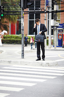 포토 JPG 주간 전신 서양인 외국인 해외기획촬영 건축물 2011년태국 남자 도로 포즈 서류가방 가방 비즈니스 모션 거리 한명 서기 들기 사람 정장 빌딩 20대 성인 야외 건물 스마트폰 핸드폰 도시 시간 직장인 비즈니스맨 기다림 횡단보도 도심 신호등 통화 남자만 남자한명만 성인남자만 청년만 청년남자만 청년남자한명만 성인한명만 성인남자한명만 성인만 국내포토 자연요소 직업 1 잡화 옷 건축 길 교통시설 인종 청년 전자제품 스마트기기 보행로 파일형식