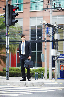 포토 JPG 주간 전신 서양인 외국인 나무 해외기획촬영 건축물 2011년태국 남자 도로 포즈 서류가방 가방 비즈니스 모션 거리 한명 서기 들기 사람 정장 빌딩 20대 성인 야외 건물 도시 직장인 비즈니스맨 기다림 횡단보도 도심 신호등 남자만 남자한명만 성인남자만 청년만 청년남자만 청년남자한명만 성인한명만 성인남자한명만 성인만 국내포토 자연요소 식물 직업 1 잡화 옷 건축 길 교통시설 인종 청년 보행로 파일형식