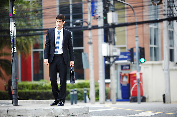 포토 JPG 주간 전신 서양인 외국인 나무 해외기획촬영 건축물 2011년태국 남자 도로 포즈 서류가방 가방 비즈니스 모션 거리 한명 서기 들기 사람 정장 빌딩 20대 성인 야외 건물 도시 직장인 비즈니스맨 기다림 도심 신호등 남자만 남자한명만 성인남자만 청년만 청년남자만 청년남자한명만 성인한명만 성인남자한명만 성인만 국내포토 자연요소 식물 직업 1 잡화 옷 건축 길 교통시설 인종 청년 파일형식