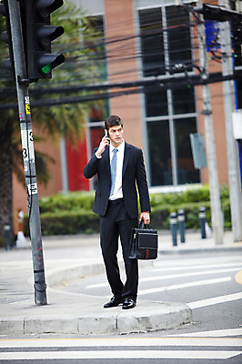 포토 JPG 주간 전신 서양인 외국인 나무 해외기획촬영 건축물 2011년태국 남자 도로 포즈 서류가방 가방 비즈니스 모션 거리 한명 서기 들기 사람 정장 빌딩 20대 성인 야외 건물 스마트폰 핸드폰 도시 직장인 비즈니스맨 기다림 횡단보도 도심 통화 남자만 남자한명만 성인남자만 청년만 청년남자만 청년남자한명만 성인한명만 성인남자한명만 성인만 국내포토 자연요소 식물 직업 1 잡화 옷 건축 길 교통시설 인종 청년 전자제품 스마트기기 보행로 파일형식