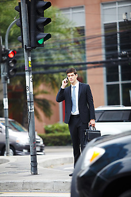 포토 JPG 주간 전신 서양인 외국인 나무 해외기획촬영 건축물 2011년태국 남자 도로 포즈 서류가방 가방 비즈니스 모션 자동차 거리 한명 서기 들기 사람 정장 빌딩 20대 성인 야외 건물 스마트폰 핸드폰 도시 직장인 비즈니스맨 기다림 도심 신호등 통화 남자만 남자한명만 성인남자만 청년만 청년남자만 청년남자한명만 성인한명만 성인남자한명만 성인만 국내포토 자연요소 식물 직업 1 잡화 옷 건축 길 육상교통 교통시설 인종 청년 전자제품 스마트기기 파일형식