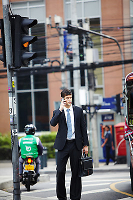 포토 JPG 주간 전신 서양인 외국인 해외기획촬영 건축물 2011년태국 남자 도로 포즈 서류가방 가방 비즈니스 모션 거리 한명 서기 들기 사람 정장 빌딩 20대 성인 야외 건물 스마트폰 핸드폰 오토바이 도시 직장인 비즈니스맨 기다림 도심 신호등 통화 남자만 남자한명만 성인남자만 청년만 청년남자만 청년남자한명만 성인한명만 성인남자한명만 성인만 국내포토 자연요소 직업 1 잡화 옷 건축 길 교통시설 인종 청년 전자제품 스마트기기 바이크 파일형식