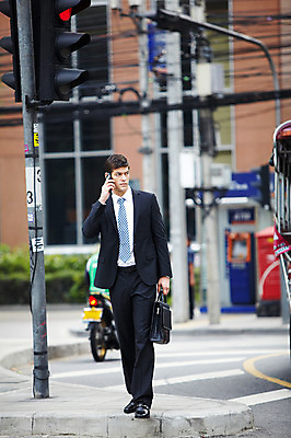 포토 JPG 주간 전신 서양인 외국인 해외기획촬영 건축물 2011년태국 남자 도로 포즈 서류가방 가방 비즈니스 모션 거리 한명 서기 들기 사람 정장 빌딩 20대 성인 야외 건물 스마트폰 핸드폰 오토바이 도시 직장인 비즈니스맨 기다림 도심 신호등 통화 남자만 남자한명만 성인남자만 청년만 청년남자만 청년남자한명만 성인한명만 성인남자한명만 성인만 국내포토 자연요소 직업 1 잡화 옷 건축 길 교통시설 인종 청년 전자제품 스마트기기 바이크 파일형식