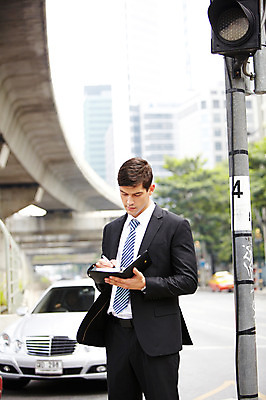 포토 JPG 주간 서양인 외국인 해외기획촬영 2011년태국 남자 도로 포즈 비즈니스 모션 자동차 문구용품 거리 한명 서기 들기 사람 정장 고가 상반신 20대 성인 야외 필기구 펜 볼펜 다이어리 메모지 도시 직장인 비즈니스맨 고가도로 신호등 남자만 남자한명만 성인남자만 청년만 청년남자만 청년남자한명만 성인한명만 성인남자한명만 성인만 국내포토 자연요소 직업 1 옷 길 육상교통 교통시설 인종 청년 사무용품 고속도로 오브젝트 파일형식