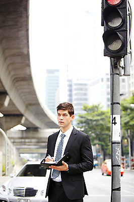 포토 JPG 주간 서양인 외국인 해외기획촬영 2011년태국 남자 도로 포즈 비즈니스 모션 자동차 문구용품 거리 한명 서기 들기 사람 정장 고가 상반신 20대 성인 야외 필기구 펜 볼펜 다이어리 메모지 도시 직장인 비즈니스맨 고가도로 신호등 남자만 남자한명만 성인남자만 청년만 청년남자만 청년남자한명만 성인한명만 성인남자한명만 성인만 국내포토 자연요소 직업 1 옷 길 육상교통 교통시설 인종 청년 사무용품 고속도로 오브젝트 파일형식