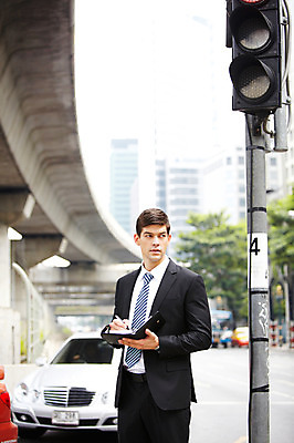 포토 JPG 주간 서양인 외국인 해외기획촬영 2011년태국 남자 도로 포즈 비즈니스 모션 자동차 문구용품 거리 한명 서기 들기 사람 정장 고가 상반신 20대 성인 야외 필기구 펜 볼펜 다이어리 메모지 도시 직장인 비즈니스맨 고가도로 신호등 남자만 남자한명만 성인남자만 청년만 청년남자만 청년남자한명만 성인한명만 성인남자한명만 성인만 국내포토 자연요소 직업 1 옷 길 육상교통 교통시설 인종 청년 사무용품 고속도로 오브젝트 파일형식