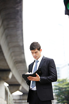 포토 JPG 주간 서양인 외국인 해외기획촬영 2011년태국 남자 도로 포즈 비즈니스 모션 문구용품 거리 한명 서기 들기 사람 정장 상반신 20대 성인 야외 필기구 펜 볼펜 다이어리 메모지 도시 직장인 비즈니스맨 고가도로 남자만 남자한명만 성인남자만 청년만 청년남자만 청년남자한명만 성인한명만 성인남자한명만 성인만 국내포토 자연요소 직업 1 옷 길 교통시설 인종 청년 사무용품 고속도로 오브젝트 파일형식