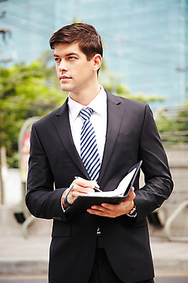 포토 JPG 주간 서양인 외국인 해외기획촬영 2011년태국 남자 도로 포즈 비즈니스 모션 문구용품 거리 한명 서기 들기 사람 정장 상반신 20대 성인 야외 필기구 펜 볼펜 다이어리 메모지 도시 직장인 비즈니스맨 남자만 남자한명만 성인남자만 청년만 청년남자만 청년남자한명만 성인한명만 성인남자한명만 성인만 국내포토 자연요소 직업 1 옷 길 교통시설 인종 청년 사무용품 오브젝트 파일형식