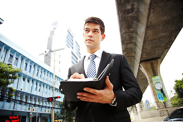 포토 JPG 주간 서양인 외국인 해외기획촬영 건축물 2011년태국 남자 도로 포즈 비즈니스 모션 문구용품 거리 한명 서기 들기 사람 정장 빌딩 고가 상반신 20대 성인 야외 건물 필기구 펜 볼펜 다이어리 메모지 도시 직장인 비즈니스맨 고가도로 도심 남자만 남자한명만 성인남자만 청년만 청년남자만 청년남자한명만 성인한명만 성인남자한명만 성인만 국내포토 자연요소 직업 1 옷 건축 길 교통시설 인종 청년 사무용품 고속도로 오브젝트 파일형식