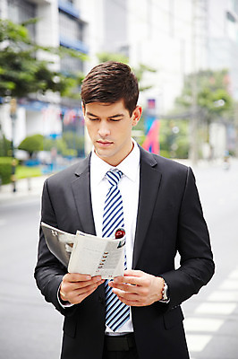 포토 JPG 주간 서양인 외국인 해외기획촬영 건축물 응시 2011년태국 남자 도로 포즈 비즈니스 모션 거리 한명 서기 들기 사람 정장 빌딩 상반신 20대 성인 야외 건물 도시 직장인 비즈니스맨 도심 잡지 남자만 남자한명만 성인남자만 청년만 청년남자만 청년남자한명만 성인한명만 성인남자한명만 성인만 국내포토 자연요소 직업 1 시선 옷 건축 길 교통시설 인종 청년 간행물 파일형식