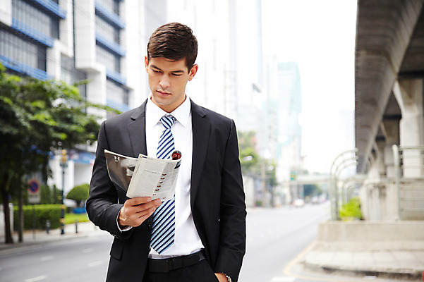 포토 JPG 주간 서양인 외국인 나무 해외기획촬영 건축물 응시 2011년태국 남자 도로 포즈 비즈니스 모션 거리 한명 서기 들기 사람 정장 빌딩 고가 상반신 20대 성인 야외 건물 도시 직장인 비즈니스맨 고가도로 도심 잡지 남자만 남자한명만 성인남자만 청년만 청년남자만 청년남자한명만 성인한명만 성인남자한명만 성인만 국내포토 자연요소 식물 직업 1 시선 옷 건축 길 교통시설 인종 청년 간행물 고속도로 파일형식