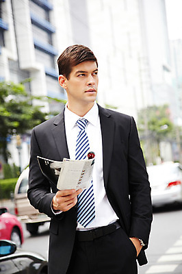 포토 JPG 주간 서양인 외국인 해외기획촬영 건축물 2011년태국 남자 도로 포즈 비즈니스 모션 자동차 거리 한명 서기 들기 사람 정장 빌딩 상반신 20대 성인 야외 건물 도시 직장인 비즈니스맨 도심 잡지 남자만 남자한명만 성인남자만 청년만 청년남자만 청년남자한명만 성인한명만 성인남자한명만 성인만 국내포토 자연요소 직업 1 옷 건축 길 육상교통 교통시설 인종 청년 간행물 파일형식