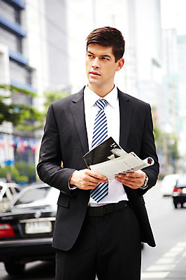 포토 JPG 주간 서양인 외국인 해외기획촬영 건축물 2011년태국 남자 도로 포즈 비즈니스 모션 자동차 거리 한명 서기 들기 사람 정장 빌딩 상반신 20대 성인 야외 건물 도시 직장인 비즈니스맨 도심 잡지 남자만 남자한명만 성인남자만 청년만 청년남자만 청년남자한명만 성인한명만 성인남자한명만 성인만 국내포토 자연요소 직업 1 옷 건축 길 육상교통 교통시설 인종 청년 간행물 파일형식