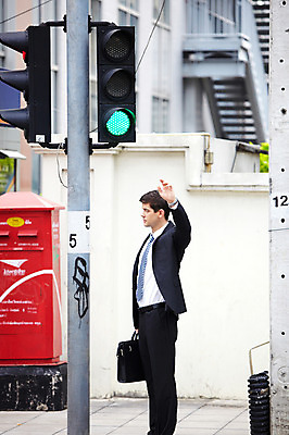 포토 JPG 주간 전신 서양인 외국인 해외기획촬영 2011년태국 남자 도로 포즈 서류가방 가방 비즈니스 모션 거리 한명 서기 들기 사람 정장 손짓 20대 성인 야외 손들기 우체통 도시 직장인 비즈니스맨 보행로 신호등 남자만 남자한명만 성인남자만 청년만 청년남자만 청년남자한명만 성인한명만 성인남자한명만 성인만 국내포토 자연요소 직업 1 잡화 옷 길 교통시설 인종 청년 파일형식