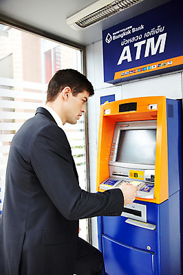 포토 JPG 주간 서양인 외국인 해외기획촬영 2011년태국 남자 포즈 비즈니스 모션 한명 서기 들기 사람 정장 상반신 20대 성인 야외 도시 직장인 비즈니스맨 신용카드 ATM 남자만 남자한명만 성인남자만 청년만 청년남자만 청년남자한명만 성인한명만 성인남자한명만 성인만 국내포토 자연요소 직업 1 옷 인종 청년 금융 파일형식