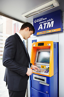 포토 JPG 주간 서양인 외국인 해외기획촬영 2011년태국 남자 포즈 비즈니스 모션 한명 서기 들기 사람 정장 상반신 20대 성인 야외 도시 직장인 비즈니스맨 ATM 남자만 남자한명만 성인남자만 청년만 청년남자만 청년남자한명만 성인한명만 성인남자한명만 성인만 국내포토 자연요소 직업 1 옷 인종 청년 파일형식