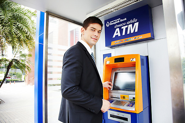 포토 JPG 주간 서양인 외국인 해외기획촬영 2011년태국 남자 포즈 비즈니스 모션 한명 서기 미소 웃음 들기 사람 정장 상반신 20대 성인 야외 도시 직장인 비즈니스맨 ATM 남자만 남자한명만 성인남자만 청년만 청년남자만 청년남자한명만 성인한명만 성인남자한명만 성인만 국내포토 자연요소 직업 1 옷 표정 인종 청년 파일형식