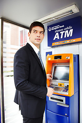 포토 JPG 주간 서양인 외국인 해외기획촬영 2011년태국 남자 포즈 비즈니스 모션 한명 서기 들기 사람 정장 상반신 20대 성인 야외 도시 직장인 비즈니스맨 ATM 남자만 남자한명만 성인남자만 청년만 청년남자만 청년남자한명만 성인한명만 성인남자한명만 성인만 국내포토 자연요소 직업 1 옷 인종 청년 파일형식