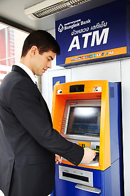 포토 JPG 주간 서양인 외국인 해외기획촬영 2011년태국 남자 포즈 비즈니스 모션 한명 서기 들기 사람 정장 상반신 20대 성인 야외 도시 직장인 비즈니스맨 신용카드 ATM 남자만 남자한명만 성인남자만 청년만 청년남자만 청년남자한명만 성인한명만 성인남자한명만 성인만 국내포토 자연요소 직업 1 옷 인종 청년 금융 파일형식