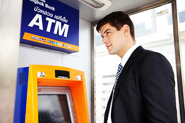 포토 JPG 주간 서양인 외국인 해외기획촬영 2011년태국 남자 포즈 비즈니스 모션 한명 서기 들기 사람 정장 상반신 20대 성인 야외 도시 직장인 비즈니스맨 ATM 남자만 남자한명만 성인남자만 청년만 청년남자만 청년남자한명만 성인한명만 성인남자한명만 성인만 국내포토 자연요소 직업 1 옷 인종 청년 파일형식
