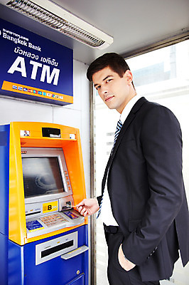 포토 JPG 주간 서양인 외국인 해외기획촬영 2011년태국 남자 포즈 비즈니스 모션 한명 서기 들기 사람 정장 상반신 20대 성인 야외 도시 직장인 비즈니스맨 신용카드 ATM 남자만 남자한명만 성인남자만 청년만 청년남자만 청년남자한명만 성인한명만 성인남자한명만 성인만 국내포토 자연요소 직업 1 옷 인종 청년 금융 파일형식