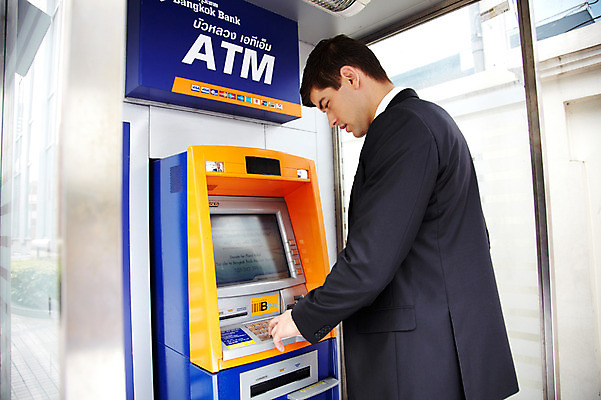 포토 JPG 주간 서양인 외국인 해외기획촬영 2011년태국 남자 포즈 비즈니스 모션 한명 서기 들기 사람 정장 상반신 20대 성인 야외 도시 직장인 비즈니스맨 ATM 남자만 남자한명만 성인남자만 청년만 청년남자만 청년남자한명만 성인한명만 성인남자한명만 성인만 국내포토 자연요소 직업 1 옷 인종 청년 파일형식