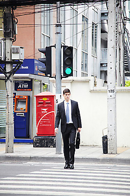 포토 JPG 주간 전신 서양인 외국인 해외기획촬영 건축물 2011년태국 남자 도로 포즈 이동 서류가방 가방 비즈니스 모션 거리 한명 서기 들기 사람 정장 빌딩 20대 성인 야외 건물 걷기 도시 직장인 비즈니스맨 횡단보도 도심 신호등 남자만 남자한명만 성인남자만 청년만 청년남자만 청년남자한명만 성인한명만 성인남자한명만 성인만 국내포토 자연요소 직업 1 잡화 옷 건축 길 컨셉 교통시설 인종 청년 보행로 파일형식
