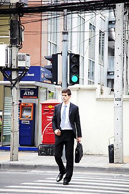 포토 JPG 주간 전신 서양인 외국인 해외기획촬영 건축물 2011년태국 남자 도로 포즈 이동 서류가방 가방 비즈니스 모션 거리 한명 서기 들기 사람 정장 빌딩 20대 성인 야외 건물 걷기 도시 직장인 비즈니스맨 횡단보도 도심 신호등 남자만 남자한명만 성인남자만 청년만 청년남자만 청년남자한명만 성인한명만 성인남자한명만 성인만 국내포토 자연요소 직업 1 잡화 옷 건축 길 컨셉 교통시설 인종 청년 보행로 파일형식