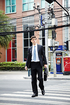 포토 JPG 주간 전신 서양인 외국인 해외기획촬영 건축물 2011년태국 남자 도로 포즈 이동 서류가방 가방 비즈니스 모션 거리 한명 서기 들기 사람 정장 빌딩 20대 성인 야외 건물 걷기 도시 직장인 비즈니스맨 횡단보도 도심 남자만 남자한명만 성인남자만 청년만 청년남자만 청년남자한명만 성인한명만 성인남자한명만 성인만 국내포토 자연요소 직업 1 잡화 옷 건축 길 컨셉 교통시설 인종 청년 보행로 파일형식