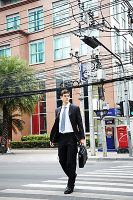 포토 JPG 주간 전신 서양인 외국인 나무 해외기획촬영 건축물 2011년태국 남자 도로 포즈 이동 서류가방 가방 비즈니스 모션 거리 한명 서기 들기 사람 정장 빌딩 20대 성인 야외 건물 걷기 도시 직장인 비즈니스맨 횡단보도 도심 신호등 남자만 남자한명만 성인남자만 청년만 청년남자만 청년남자한명만 성인한명만 성인남자한명만 성인만 국내포토 자연요소 식물 직업 1 잡화 옷 건축 길 컨셉 교통시설 인종 청년 보행로 파일형식