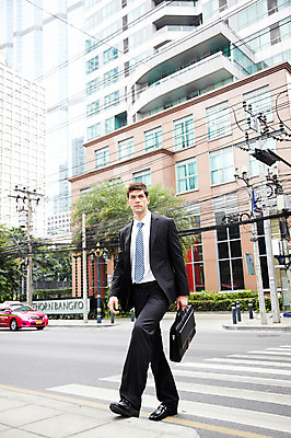 포토 JPG 주간 전신 서양인 외국인 나무 해외기획촬영 건축물 2011년태국 남자 도로 포즈 이동 서류가방 가방 비즈니스 모션 자동차 거리 한명 서기 들기 사람 정장 빌딩 20대 성인 야외 건물 걷기 도시 직장인 비즈니스맨 횡단보도 도심 남자만 남자한명만 성인남자만 청년만 청년남자만 청년남자한명만 성인한명만 성인남자한명만 성인만 국내포토 자연요소 식물 직업 1 잡화 옷 건축 길 육상교통 컨셉 교통시설 인종 청년 보행로 파일형식