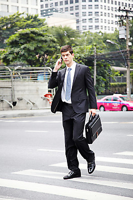 포토 JPG 주간 전신 서양인 외국인 나무 해외기획촬영 건축물 2011년태국 남자 도로 포즈 이동 서류가방 가방 비즈니스 모션 자동차 거리 한명 서기 들기 사람 정장 빌딩 20대 성인 야외 건물 스마트폰 핸드폰 걷기 도시 직장인 비즈니스맨 횡단보도 도심 통화 남자만 남자한명만 성인남자만 청년만 청년남자만 청년남자한명만 성인한명만 성인남자한명만 성인만 국내포토 자연요소 식물 직업 1 잡화 옷 건축 길 육상교통 컨셉 교통시설 인종 청년 전자제품 스마트기기 보행로 파일형식