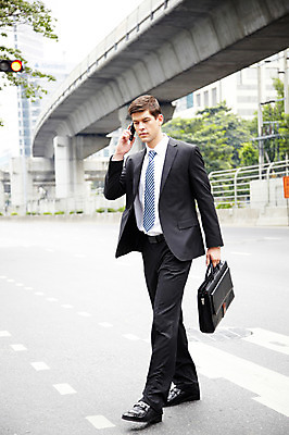 포토 JPG 주간 전신 서양인 외국인 나무 해외기획촬영 2011년태국 남자 도로 포즈 이동 서류가방 가방 비즈니스 모션 거리 한명 서기 들기 사람 정장 고가 20대 성인 야외 스마트폰 핸드폰 걷기 도시 직장인 비즈니스맨 고가도로 횡단보도 통화 남자만 남자한명만 성인남자만 청년만 청년남자만 청년남자한명만 성인한명만 성인남자한명만 성인만 국내포토 자연요소 식물 직업 1 잡화 옷 길 컨셉 교통시설 인종 청년 전자제품 스마트기기 고속도로 보행로 파일형식