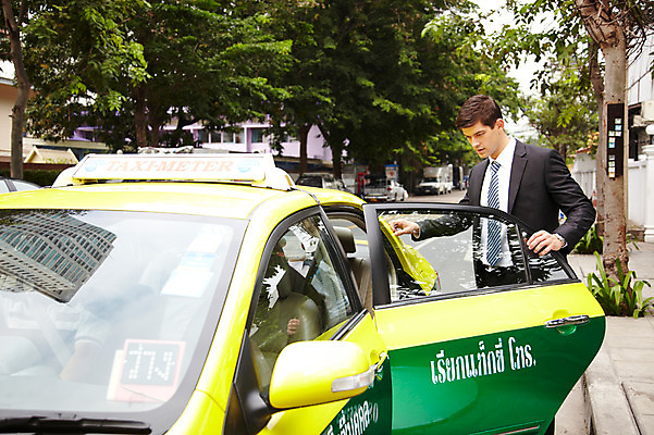 포토 JPG 주간 서양인 외국인 나무 해외기획촬영 2011년태국 남자 도로 교통수단 포즈 이동 비즈니스 모션 자동차 거리 대중교통 한명 서기 사람 정장 상반신 20대 성인 야외 문 도시 직장인 비즈니스맨 오픈 승차 택시 차문 남자만 남자한명만 성인남자만 청년만 청년남자만 청년남자한명만 성인한명만 성인남자한명만 성인만 국내포토 자연요소 식물 직업 1 옷 길 육상교통 교통 컨셉 교통시설 승용차 인종 청년 파일형식