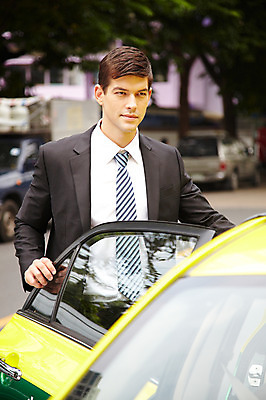 포토 JPG 주간 서양인 외국인 나무 해외기획촬영 2011년태국 남자 도로 교통수단 포즈 이동 비즈니스 모션 자동차 거리 대중교통 한명 서기 사람 정장 상반신 20대 성인 야외 문 도시 직장인 비즈니스맨 오픈 승차 택시 차문 남자만 남자한명만 성인남자만 청년만 청년남자만 청년남자한명만 성인한명만 성인남자한명만 성인만 국내포토 자연요소 식물 직업 1 옷 길 육상교통 교통 컨셉 교통시설 승용차 인종 청년 파일형식