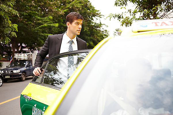 포토 JPG 주간 서양인 외국인 나무 해외기획촬영 2011년태국 남자 도로 교통수단 포즈 이동 비즈니스 모션 자동차 거리 대중교통 한명 서기 사람 정장 상반신 20대 성인 야외 문 도시 직장인 비즈니스맨 오픈 승차 택시 차문 남자만 남자한명만 성인남자만 청년만 청년남자만 청년남자한명만 성인한명만 성인남자한명만 성인만 국내포토 자연요소 식물 직업 1 옷 길 육상교통 교통 컨셉 교통시설 승용차 인종 청년 파일형식