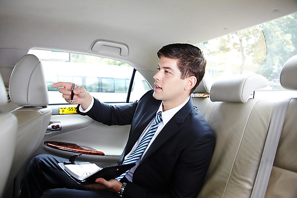 포토 JPG 주간 서양인 외국인 해외기획촬영 2011년태국 남자 교통수단 포즈 이동 비즈니스 모션 자동차 문구용품 대중교통 한명 들기 사람 앉기 정장 손짓 상반신 20대 성인 야외 필기구 펜 볼펜 다이어리 가리킴 메모지 도시 직장인 비즈니스맨 택시 차안 남자만 남자한명만 성인남자만 청년만 청년남자만 청년남자한명만 성인한명만 성인남자한명만 성인만 국내포토 자연요소 직업 1 옷 육상교통 교통 컨셉 승용차 인종 청년 사무용품 오브젝트 파일형식