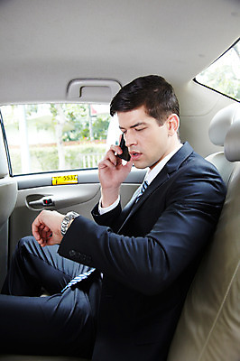 포토 JPG 주간 서양인 외국인 해외기획촬영 응시 2011년태국 남자 교통수단 시계 포즈 이동 비즈니스 모션 자동차 대중교통 한명 들기 사람 앉기 정장 손짓 상반신 20대 성인 야외 스마트폰 핸드폰 도시 시간 직장인 비즈니스맨 손목시계 택시 통화 차안 남자만 남자한명만 성인남자만 청년만 청년남자만 청년남자한명만 성인한명만 성인남자한명만 성인만 국내포토 자연요소 직업 1 시선 옷 육상교통 교통 컨셉 장신구 승용차 인종 청년 전자제품 스마트기기 파일형식