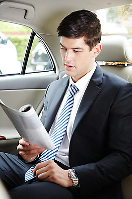 포토 JPG 주간 서양인 외국인 해외기획촬영 응시 2011년태국 남자 교통수단 포즈 이동 비즈니스 모션 자동차 대중교통 한명 들기 사람 앉기 정장 상반신 20대 성인 야외 도시 직장인 비즈니스맨 잡지 택시 차안 남자만 남자한명만 성인남자만 청년만 청년남자만 청년남자한명만 성인한명만 성인남자한명만 성인만 국내포토 자연요소 직업 1 시선 옷 육상교통 교통 컨셉 승용차 인종 청년 간행물 파일형식